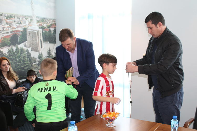 Младите футболисти на "Хасково" подариха на кмета шампионска купа 