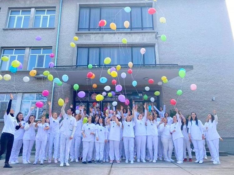 Бъдещи медицински сестри и акушерки, и преподавателите им подкрепиха хората с редки заболявания