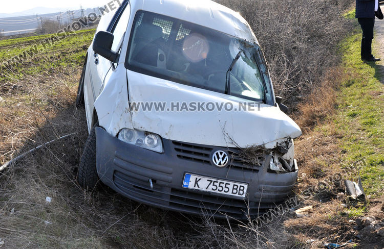 Ниското слънце прати кола в нивата