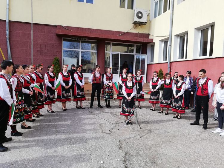 „Пробуждане с хоро“ в навечерието на 3-ти март в Гимназията по туризъм