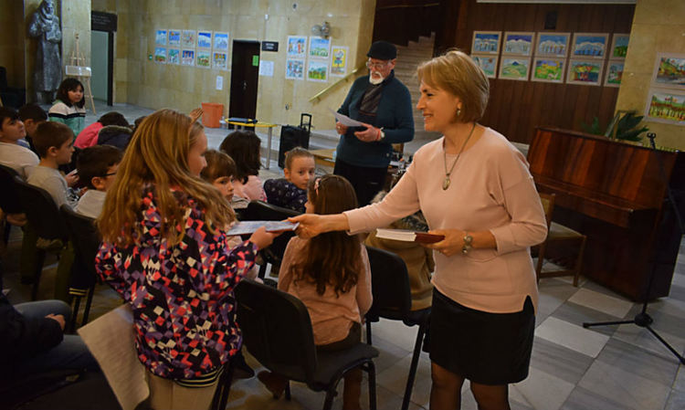 За всички таланти имаше грамота, подписана лично от кмета Христо Грудев. Грамотите бяха раздадени от Даниела Костова - главен експерт в дирекция "Хуманитарни дейности". Снимки: ГБ "Паисий Хилендарски"