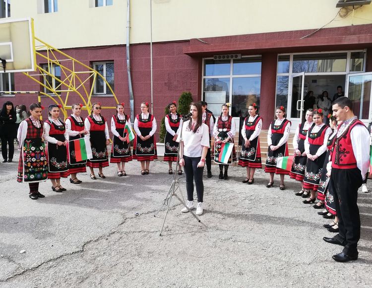 „Пробуждане с хоро“ в навечерието на 3-ти март в Гимназията по туризъм