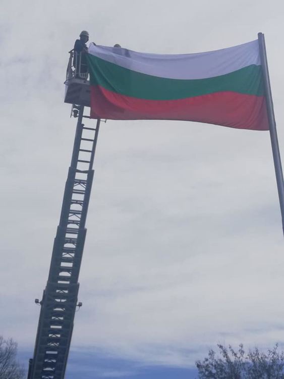 Никола Чанев развя националния флаг на входовете на Кърджали