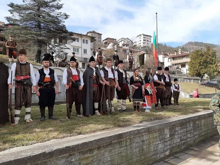 Панихида, цветя и венци, слова и поклон пред паметника на загиналите за Свободата в Смолян