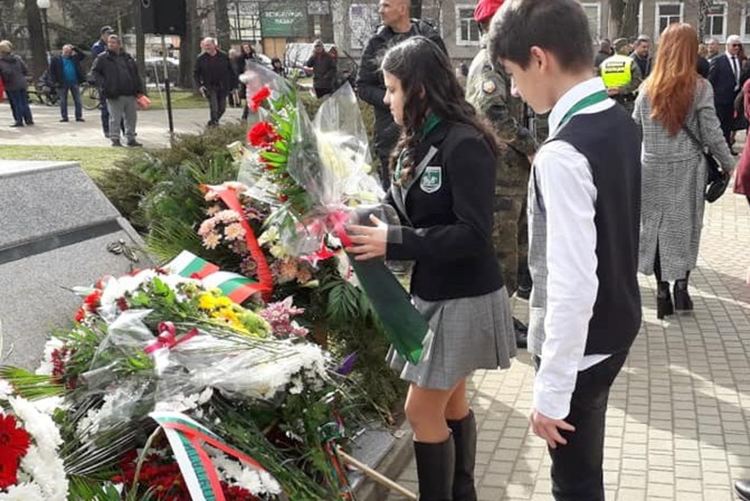 Стотици димитровградчани почетоха паметта на героите, донесли Свободата