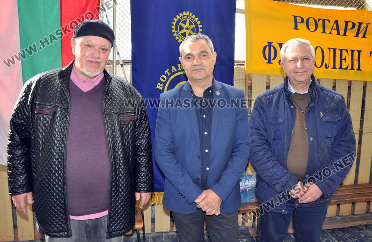 Димитър Гочев (в средата)