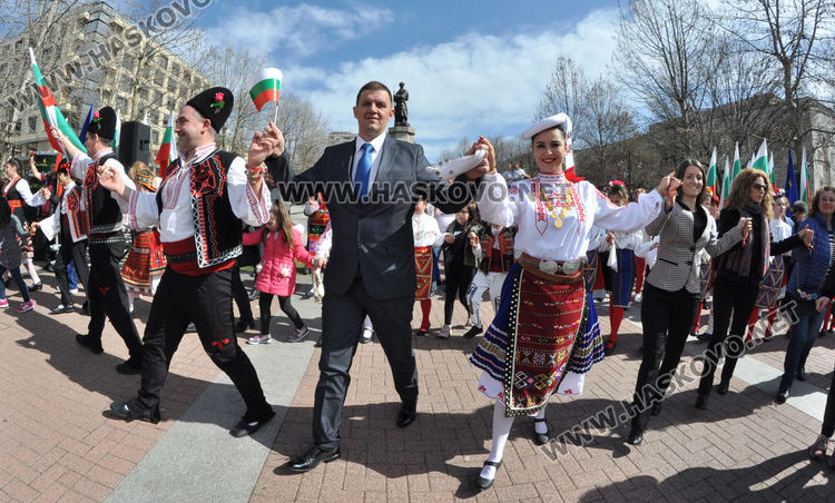 Хасково отбеляза 142 г. от Освобождението на България, изви се голямо хоро