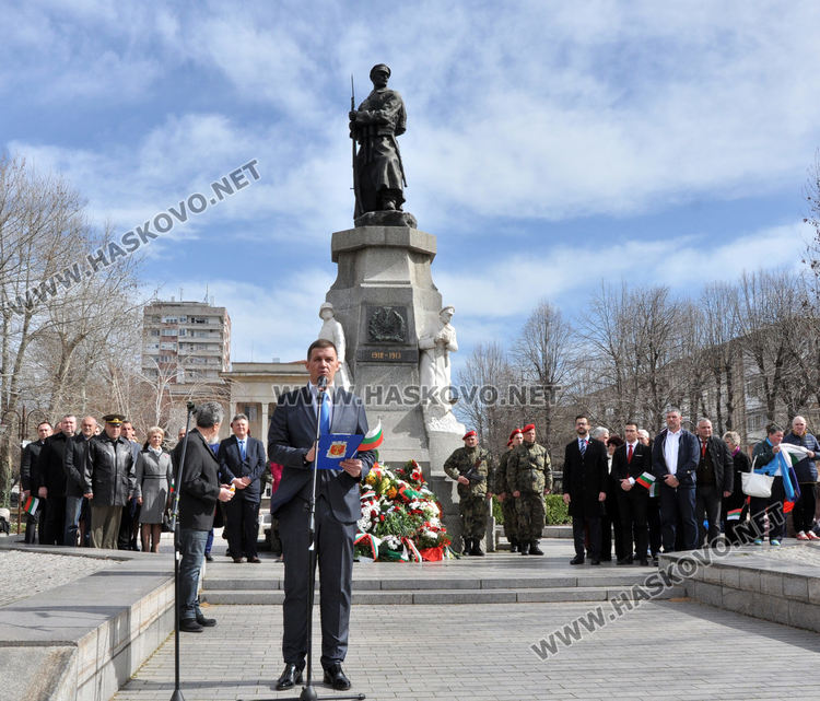Хасково отбеляза 142 г. от Освобождението на България, изви се голямо хоро