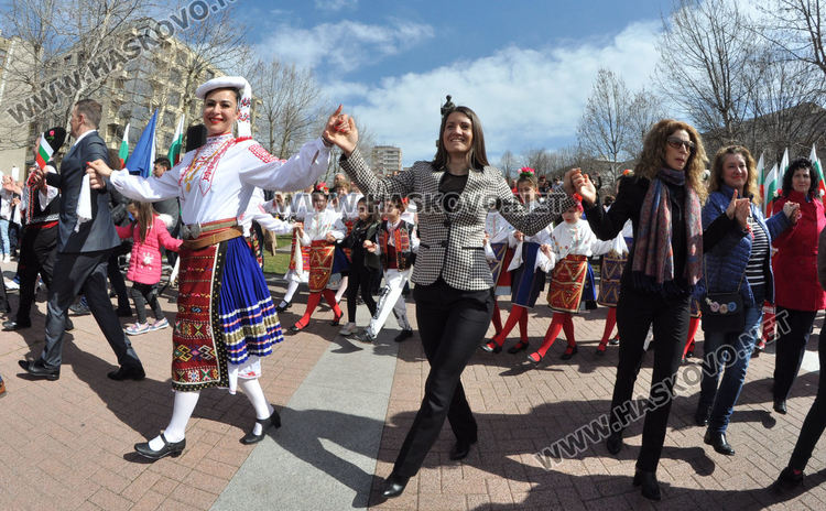 Хасково отбеляза 142 г. от Освобождението на България, изви се голямо хоро