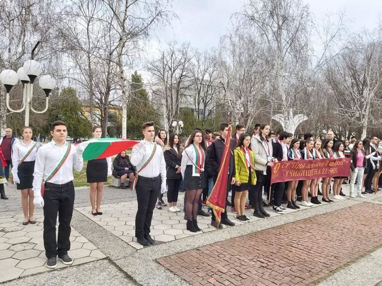 Първомай почете паметта на героите, донесли Свободата