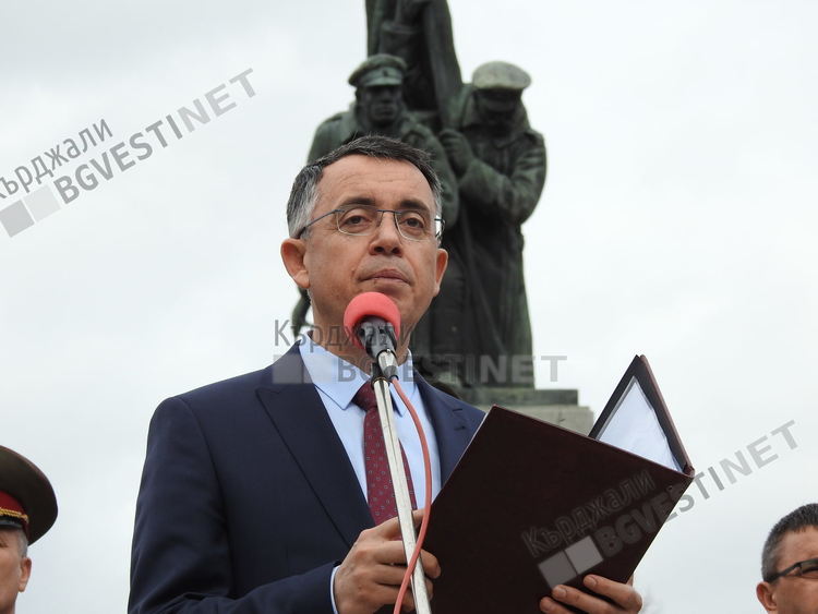 Кметът:Трети март е.Да живее България!