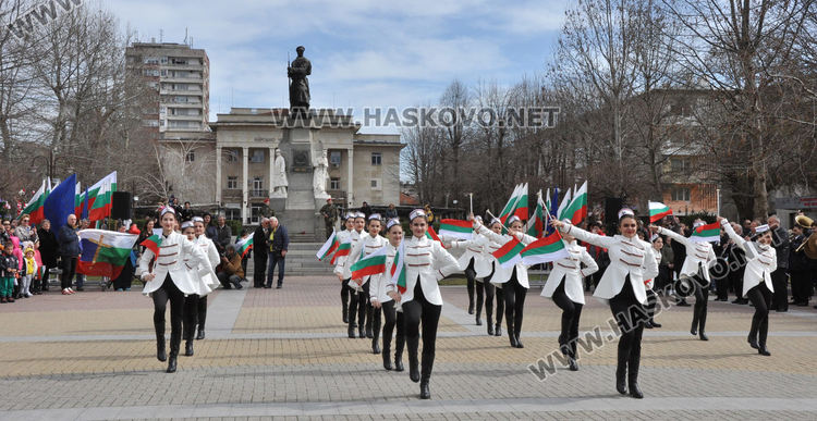 Хасково отбеляза 142 г. от Освобождението на България, изви се голямо хоро
