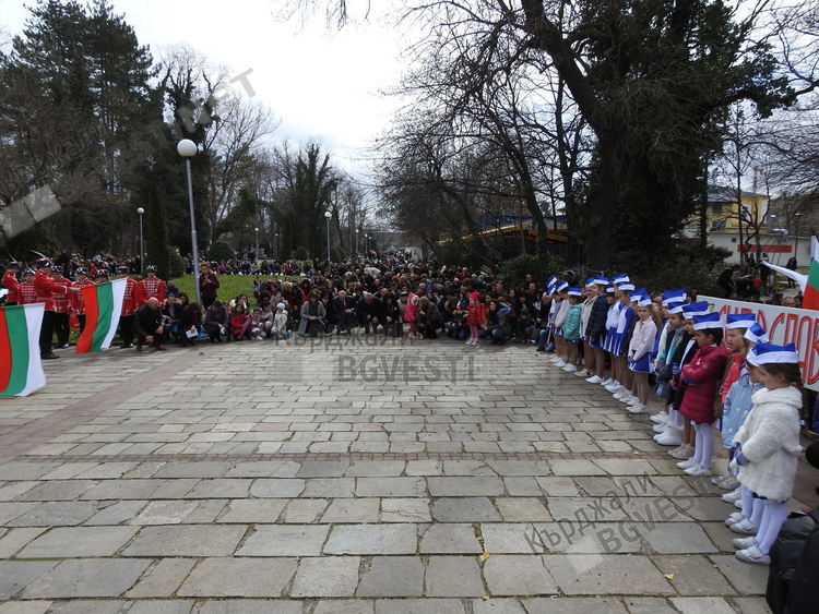 Кметът:Трети март е.Да живее България!