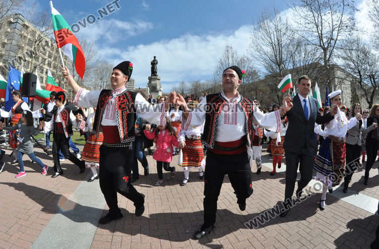 Хасково отбеляза 142 г. от Освобождението на България, изви се голямо хоро