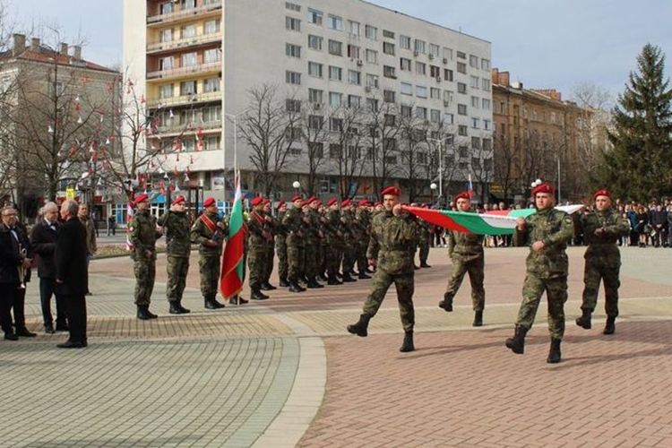 Стотици димитровградчани почетоха паметта на героите, донесли Свободата