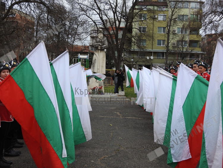 Кметът:Трети март е.Да живее България!