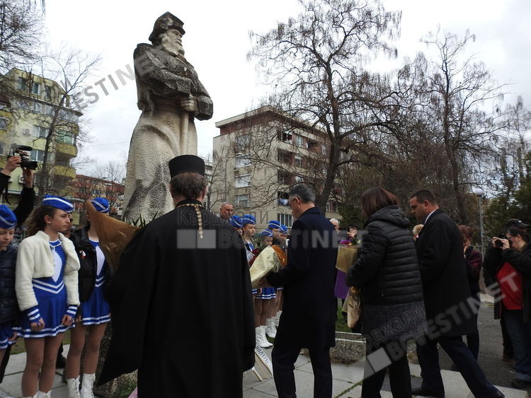 Кметът:Трети март е.Да живее България!