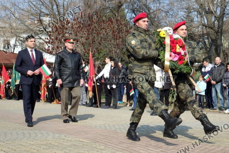 Стотици димитровградчани почетоха паметта на героите, донесли Свободата