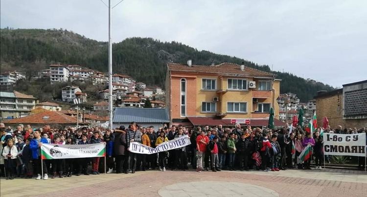 Панихида, цветя и венци, слова и поклон пред паметника на загиналите за Свободата в Смолян