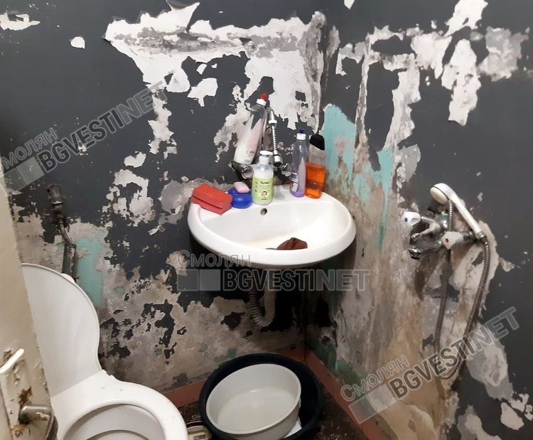 Това е реална снимка от жилището на младата жена в Смолян, рредакцията ни разполага и с други кадри, които показват мизерията, в която живее