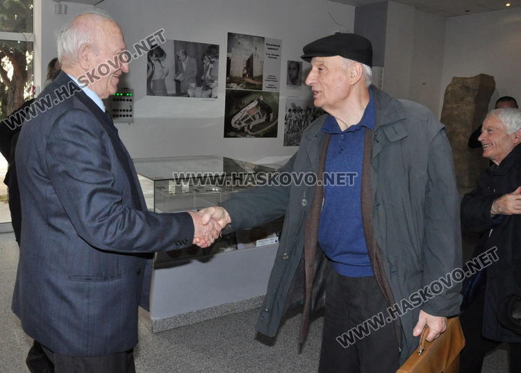 Акад. Васил Гюзелев (вляво)