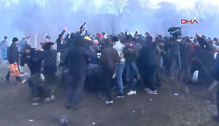 Гърция е отблъснала ново мащабно настъпление на мигрантите