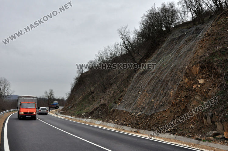 Арестуваха двама за кражба на мрежа и въжета против свлачища