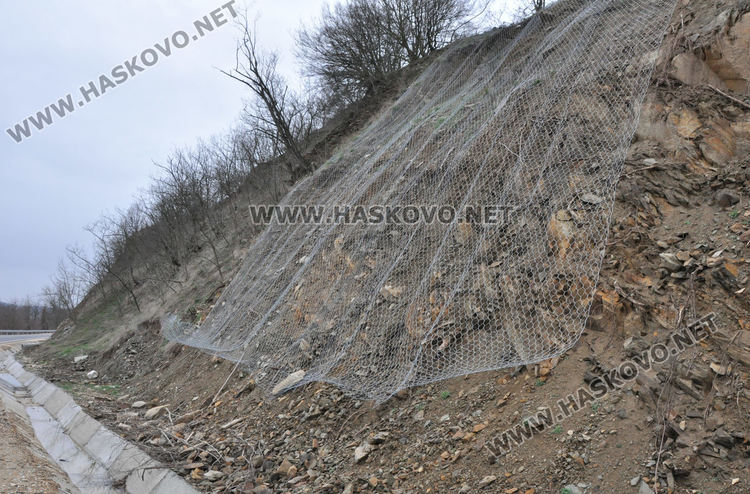 Арестуваха двама за кражба на мрежа и въжета против свлачища