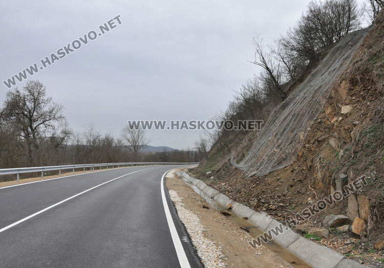 Арестуваха двама за кражба на мрежа и въжета против свлачища