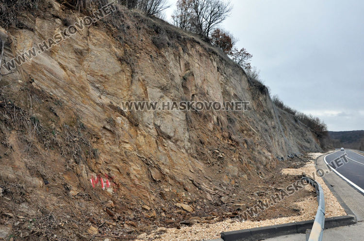 Арестуваха двама за кражба на мрежа и въжета против свлачища