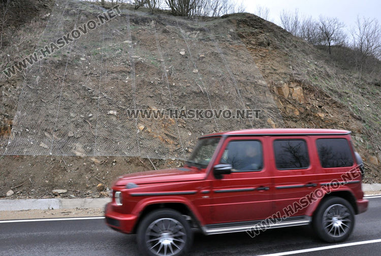 Арестуваха двама за кражба на мрежа и въжета против свлачища
