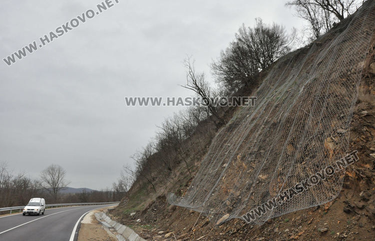Арестуваха двама за кражба на мрежа и въжета против свлачища