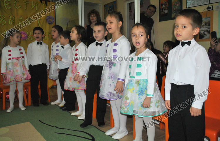 Деца с поздравителен концерт за Деня на майката