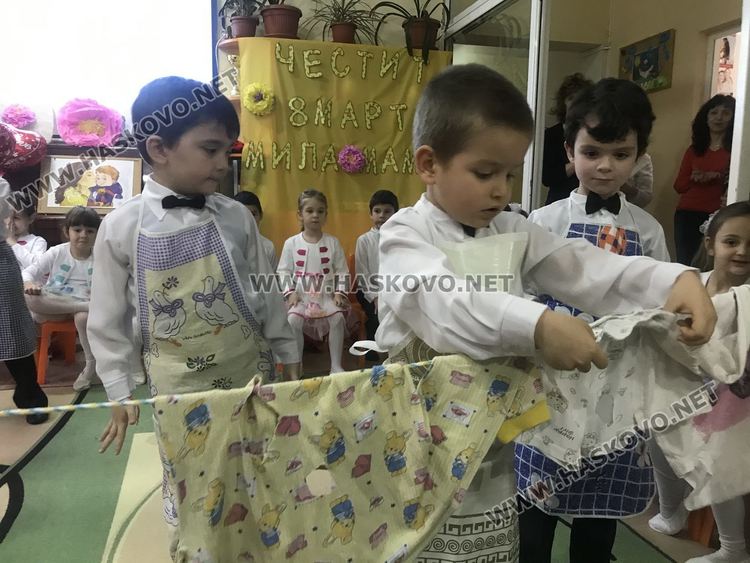 Деца с поздравителен концерт за Деня на майката