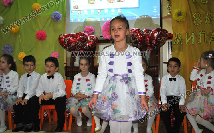 Деца с поздравителен концерт за Деня на майката