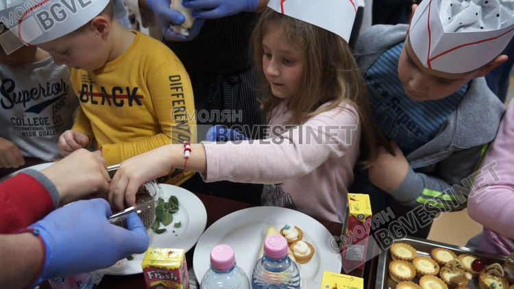 Сладки изкушения за мама твориха малчуганите от три детски градини в Смолян