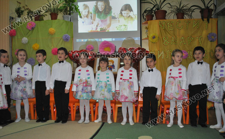 Деца с поздравителен концерт за Деня на майката