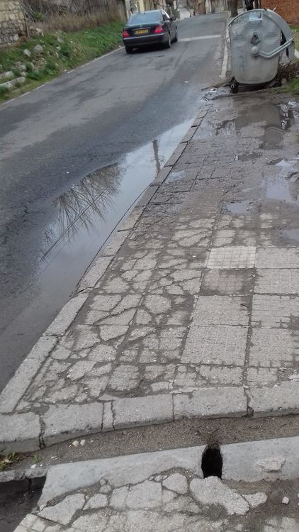 В "Бадема" се жалват от разбити тротоари, общината предвижда ремонти в Хасково