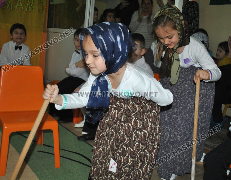 Деца с поздравителен концерт за Деня на майката