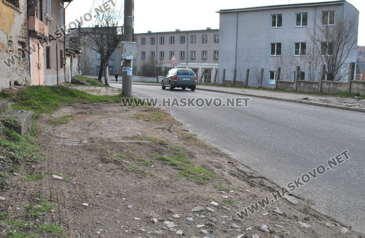 В "Бадема" се жалват от разбити тротоари, общината предвижда ремонти в Хасково