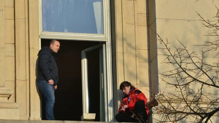 Медицински сестри барикадирани в парламента. Протестираща на перваза на прозореца