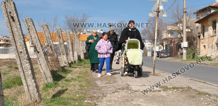 В "Бадема" се жалват от разбити тротоари, общината предвижда ремонти в Хасково
