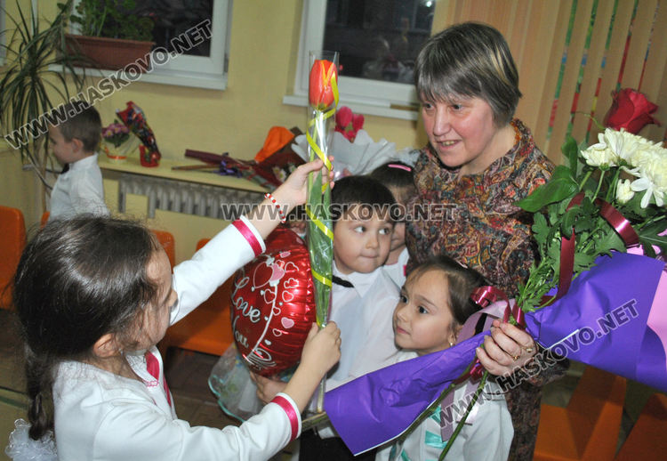 Деца с поздравителен концерт за Деня на майката