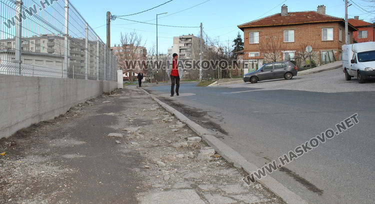 В "Бадема" се жалват от разбити тротоари, общината предвижда ремонти в Хасково