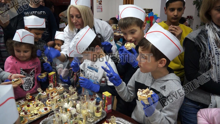 Сладки изкушения за мама твориха малчуганите от три детски градини в Смолян