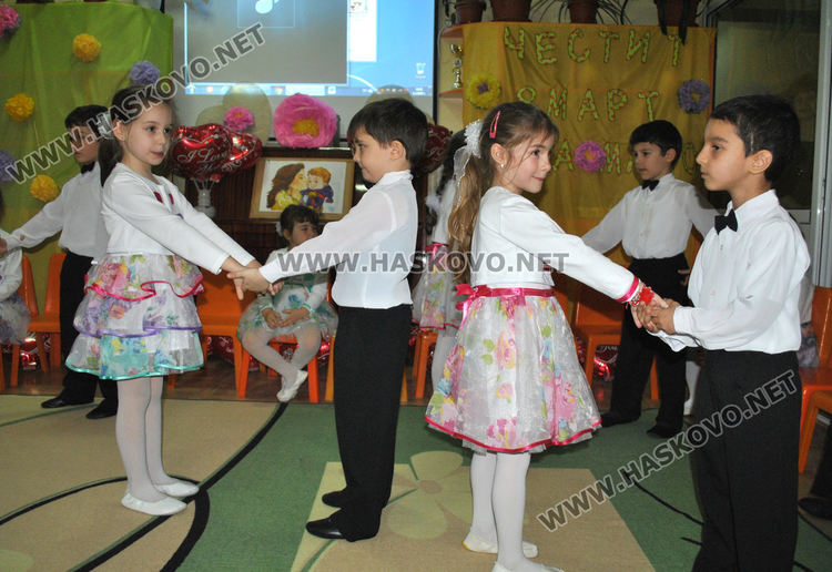 Деца с поздравителен концерт за Деня на майката