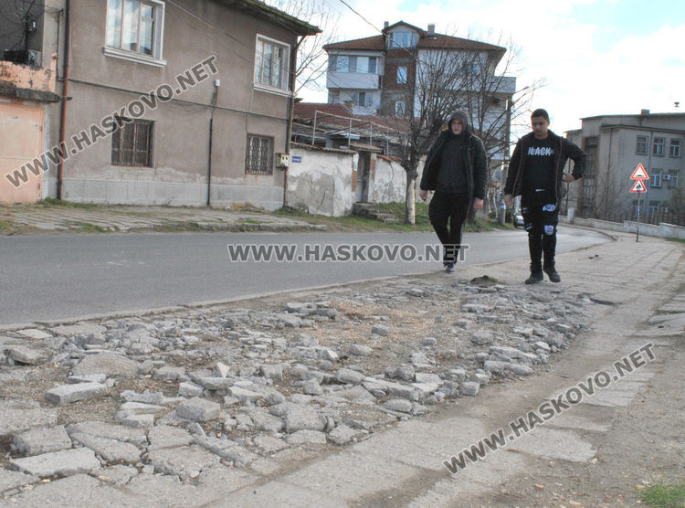 В "Бадема" се жалват от разбити тротоари, общината предвижда ремонти в Хасково