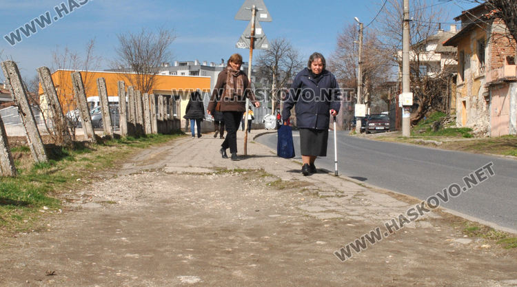 В "Бадема" се жалват от разбити тротоари, общината предвижда ремонти в Хасково