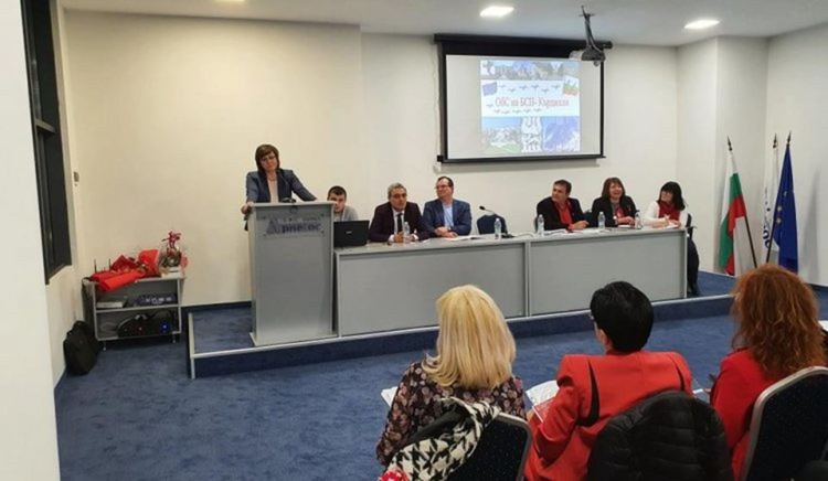 Корнелия Нинова в Кърджали: Да подкрепим исканията на медицинските сестри и майките