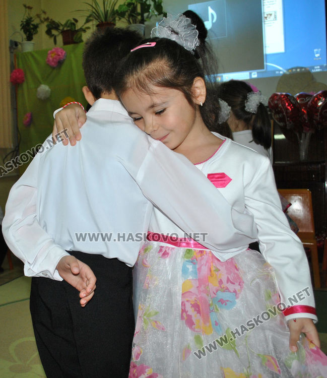 Деца с поздравителен концерт за Деня на майката